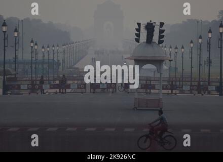 Neu-Delhi, Indien. 25. Oktober 2022. NEU DELHI, INDIEN - 25. OKTOBER: Tag nach dem Diwali-Festival Morgens visuelles Bild mit Verschmutzungsschicht über dem India Gate, am 25. Oktober 2022 in Neu Delhi, Indien. (Foto von Salman Ali/Hindustan Times/Sipa USA ) Quelle: SIPA USA/Alamy Live News Stockfoto