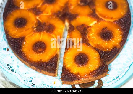Ananaskuchen in Scheiben, Ananas auf dem Kopf Stockfoto