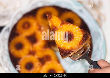 Ananaskuchen in Scheiben, Ananas auf dem Kopf Stockfoto