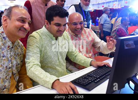 Mumbai, Indien. 25. Oktober 2022. MUMBAI, INDIEN - 24. OKTOBER: Aktienhändler und Familienmitglieder versammeln sich im Zuschauerraum der Bombay Stock Exchange (BSE) im Vorfeld einer speziellen Handelssitzung anlässlich des Diwali-Festivals am 24. Oktober 2022 in Mumbai, Indien. Die Menschen schmückten ihre Häuser mit „Diyas“ (irdenen Lampen), Kerzen und elektrischen Lampen, ‘das Fest der Lichter zu feiern. Dieses Fest wurde nach zwei Jahren, seit die Coronavirus-Eindämmungen in den Jahren 2020 und 2021 stattgefunden haben, zu großen Feiern gefeiert. (Foto von Bhushan Koyande/Hindustan Times/Sipa USA ) Quelle: SIPA USA/Alamy Live News Stockfoto