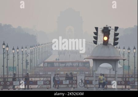 Neu-Delhi, Indien. 25. Oktober 2022. NEU DELHI, INDIEN - 25. OKTOBER: Tag nach dem Diwali-Festival Morgens visuelles Bild mit Verschmutzungsschicht über dem India Gate, am 25. Oktober 2022 in Neu Delhi, Indien. (Foto von Salman Ali/Hindustan Times/Sipa USA ) Quelle: SIPA USA/Alamy Live News Stockfoto