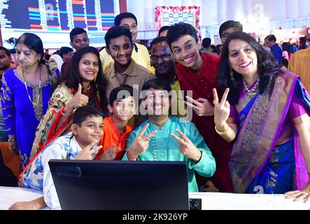 Mumbai, Indien. 25. Oktober 2022. MUMBAI, INDIEN - 24. OKTOBER: Aktienhändler und Familienmitglieder versammeln sich im Zuschauerraum der Bombay Stock Exchange (BSE) im Vorfeld einer speziellen Handelssitzung anlässlich des Diwali-Festivals am 24. Oktober 2022 in Mumbai, Indien. Die Menschen schmückten ihre Häuser mit „Diyas“ (irdenen Lampen), Kerzen und elektrischen Lampen, ‘das Fest der Lichter zu feiern. Dieses Fest wurde nach zwei Jahren, seit die Coronavirus-Eindämmungen in den Jahren 2020 und 2021 stattgefunden haben, zu großen Feiern gefeiert. (Foto von Bhushan Koyande/Hindustan Times/Sipa USA ) Quelle: SIPA USA/Alamy Live News Stockfoto