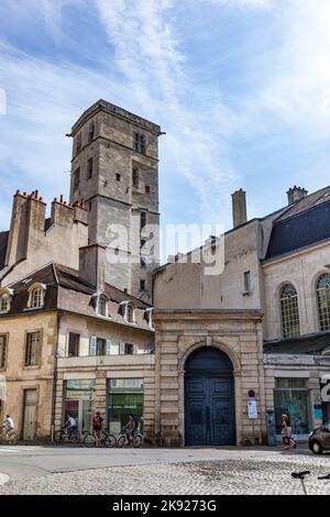 DIJON, FRANKREICH - SEP 3, 2016: Place notre dame mit charakteristischen Häusern und Blick auf den Rathausturm in Dijon, Burgund, Frankreich. Stockfoto