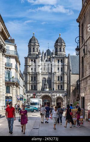 DIJON, FRANKREICH - SEP 3, 2016: Die Menschen besuchen die Kirche Saint-Michel in Dijon, Frankreich. Dijon ist eine Stadt im Osten Frankreichs und die Hauptstadt der Burgu Stockfoto