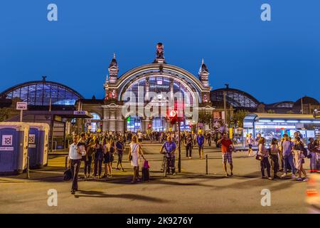 FRANKFURT, DEUTSCHLAND - SEP 8, 2016: Die Menschen genießen die jährliche Bahnhofsviertler-Party in Frankfurt. In dieser Gegend befindet sich auch das Rotlichtviertel von Frankfur Stockfoto