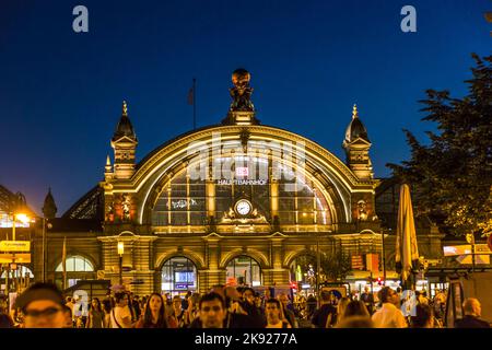 FRANKFURT, DEUTSCHLAND - SEP 8, 2016: Die Menschen genießen die jährliche Bahnhofsviertler-Party in Frankfurt. In dieser Gegend befindet sich auch das Rotlichtviertel von Frankfur Stockfoto