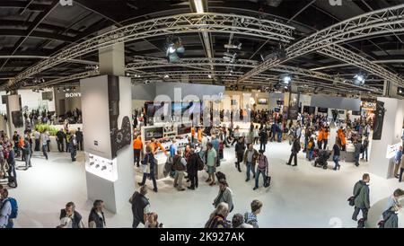 KÖLN, DEUTSCHLAND - SEP 21, 2016: Menschen besuchen die Photokina in Köln. Die Photokina ist die weltweit führende Messe für Fotos und Videos. Stockfoto