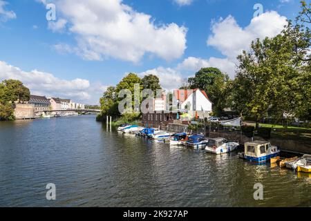 KASSEL, DEUTSCHLAND - SEP 18, 2016: Skyline von Kassel mit Blick auf den Auedamm an der Fulda unter blauem Himmel. Boote parken am Museum Pier Jungborn. Stockfoto