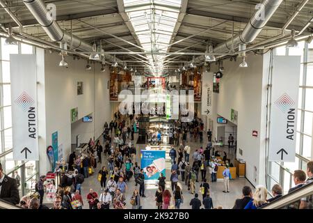 KÖLN, DEUTSCHLAND - SEP 21, 2016: Menschen besuchen die Photokina in Köln. Die Photokina ist die weltweit führende Messe für Fotos und Videos. Stockfoto