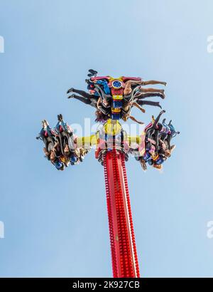 KÖLN, DEUTSCHLAND - 21. SEPTEMBER 2016: Die Karussells auf der Photokina in Köln, der größten Fotomesse Europas, werden den Menschen gefallen. Die Besucher haben viel o Stockfoto