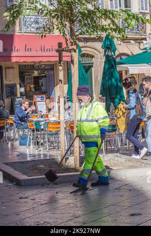 AIX EN PROVENCE, FRANKREICH - Okt 19, 2016: Straßenkehrmaschine reinigt die Straße am historischen zentralen Platz vor dem Hotel de ville in Aix en Proven Stockfoto