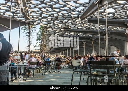 MARSEILLE, FRANKREICH - 31. Okt 2016: Die Menschen besuchen das Museum der europäischen und mediterranen Zivilisationen, Mucem genannt, und essen auf der Dachterrasse. Stockfoto