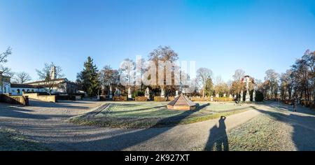 MÜNCHEN, DEUTSCHLAND - 28. NOV 2016: Ansicht des berühmten Westfriedhofs von München mit historischen Grabsteinen, am bekanntesten ist das Grab der persischen Königin Soray Stockfoto