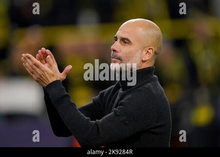 Manchester City Head Coach Pep Guardiola applaudiert Fans nach dem UEFA Champions League-Spiel der Gruppe G im Signal Iduna Park in Dortmund. Bilddatum: Dienstag, 25. Oktober 2022. Stockfoto