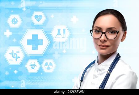 Ärztin auf blau-weißem futuristischem medizinischem oder biotechnologischem Hintergrund mit hud-Schnittstelle. Junge schöne und intelligente Arzt auf Sci-Fi-Hintergrund Stockfoto