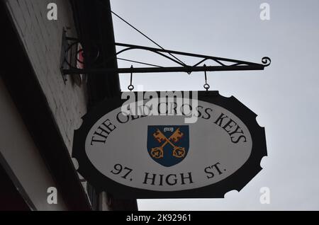 Schild für die Old Cross Keys, 97 High Street, Stony Stratford. Die Old Cross Keys waren ein öffentliches Haus an der Stelle, aus dem 16.. Jahrhundert. Stockfoto