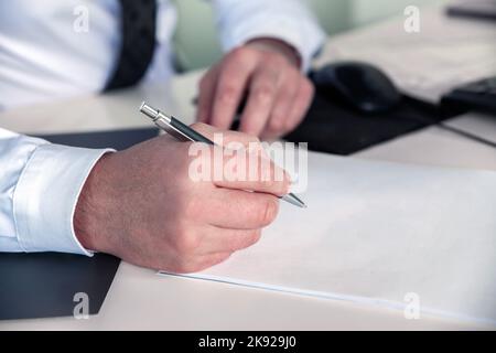 Unterschriftsunterlagen. Nahaufnahme. Deal. Abstraktes Geschäftskonzept. Vereinbarung oder Vertrag Stockfoto