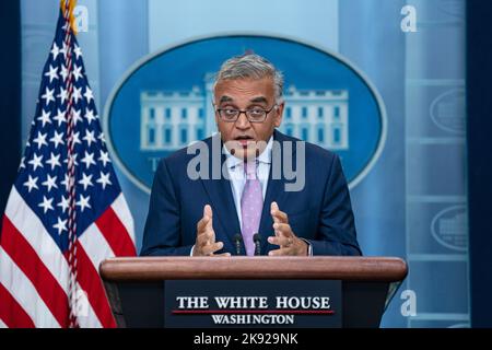 Washington, Usa. 25. Oktober 2022. Ashish Jha, Koordinator der Reaktion des Weißen Hauses Covid-19, spricht am Dienstag, den 25. Oktober 2022, während einer Pressekonferenz im James S. Brady Press Briefing Room im Weißen Haus in Washington, DC. Das Weiße Haus fordert Unternehmen auf, Mitarbeitern durch die Einrichtung von Kliniken vor Ort bei der Aktualisierung von Coronavirus-Impfstoffen zu helfen und ein neues Programm zu initiieren, das einigen Amerikanern die kostenlose Lieferung von Covid-19-Behandlungen nach Hause vor einem erwarteten Anstieg des Virus in diesem Herbst ermöglicht. Foto von Al Drago/UPI Credit: UPI/Alamy Live News Stockfoto