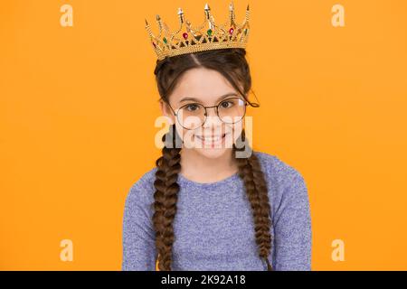 Verleihen Sie Ihrer Schönheit ein Accessoire. Kleine Schönheit Königin gelben Hintergrund. Schönheit Blick des kleinen Mädchens. Junior Abschlussball Party. Schönheit und Mode. Markieren Sie Ihre Stockfoto