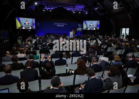 Berlin, Deutschland. 25. Oktober 2022. Der ukrainische Präsident Wolodymyr Zelenskyy erscheint auf Bildschirmen, während er über eine Videokonferenz spricht, während er an einer internationalen Konferenz von Experten für den Wiederaufbau in der Ukraine am 25. Oktober 2022 in Berlin, Deutschland, teilnimmt. Die Bundesregierung richtet eine internationale Expertenkonferenz zum Wiederaufbau, zur Modernisierung und Modernisierung der Ukraine aus. Foto des ukrainischen PM Press Office/UPI. Kredit: UPI/Alamy Live Nachrichten Stockfoto