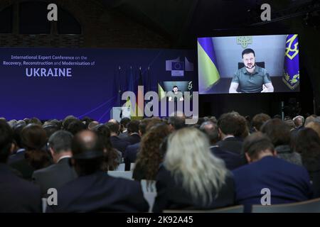 Berlin, Deutschland. 25. Oktober 2022. Der ukrainische Präsident Wolodymyr Zelenskyy erscheint auf Bildschirmen, während er über eine Videokonferenz spricht, während er an einer internationalen Konferenz von Experten für den Wiederaufbau in der Ukraine am 25. Oktober 2022 in Berlin, Deutschland, teilnimmt. Die Bundesregierung richtet eine internationale Expertenkonferenz zum Wiederaufbau, zur Modernisierung und Modernisierung der Ukraine aus. Foto: Pressestelle der Bundeskanzlerin/UPI. Kredit: UPI/Alamy Live Nachrichten Stockfoto