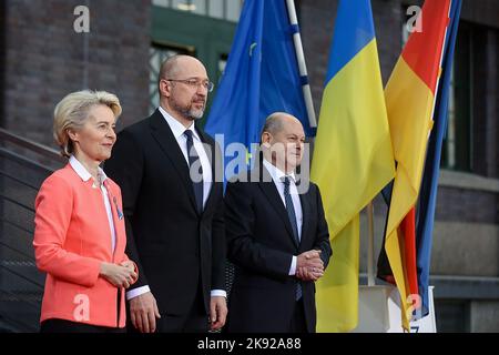 Berlin, Deutschland. 25. Oktober 2022. Die Präsidentin der Europäischen Kommission, Ursula von der Leyen (L), der ukrainische Premierminister Denys Schmyhal (C) und Bundeskanzler Olaf Scholz nehmen am 25. Oktober 2022 an einer internationalen Fachkonferenz für den Wiederaufbau in der Ukraine in Berlin Teil. Die Bundesregierung richtet eine internationale Expertenkonferenz zum Wiederaufbau, zur Modernisierung und Modernisierung der Ukraine aus. Foto des ukrainischen PM Press Office/UPI. Kredit: UPI/Alamy Live Nachrichten Stockfoto