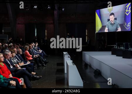 Berlin, Deutschland. 25. Oktober 2022. Der ukrainische Präsident Wolodymyr Zelenskyy erscheint auf Bildschirmen, während er über eine Videokonferenz spricht, während er an der internationalen Konferenz der Experten für den Wiederaufbau in der Ukraine am 25. Oktober 2022 in Berlin, Deutschland, teilnimmt. Die Bundesregierung richtet eine internationale Expertenkonferenz zum Wiederaufbau, zur Modernisierung und Modernisierung der Ukraine aus. Foto des ukrainischen PM Press Office/UPI. Kredit: UPI/Alamy Live Nachrichten Stockfoto