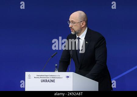 Berlin, Deutschland. 25. Oktober 2022. Der ukrainische Premierminister Denys Schmyhal spricht während seiner Teilnahme an der internationalen Konferenz der Experten für den Wiederaufbau in der Ukraine am 25. Oktober 2022 in Berlin. Die Bundesregierung richtet eine internationale Expertenkonferenz zum Wiederaufbau, zur Modernisierung und Modernisierung der Ukraine aus. Foto des ukrainischen PM Press Office/UPI. Kredit: UPI/Alamy Live Nachrichten Stockfoto