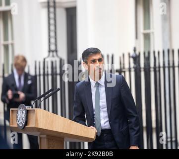 Der neue britische Premierminister Rishi Sunak vor der Nummer 10, Downing Street, London, kurz nach einer Rede. Er übernimmt die Übernahme von Liz Truss. Stockfoto