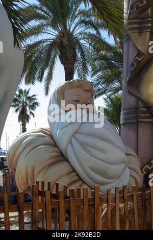 Alicante, Spanien; 7.. Dezember 2021: guinness-Rekord der größten Krippenfiguren an der Promenade 'Explanada' mit Palmen, Weihnachtsszene Stockfoto