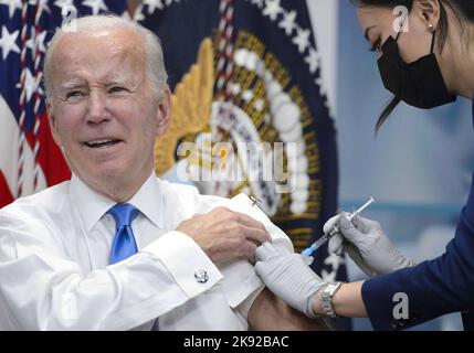 Washington, Usa. 25. Oktober 2022. Präsident Joe Biden erhält am Dienstag, den 25. Oktober 2022, im South Court Auditorium des Eisenhower Executive Office Building in Washington, DC, einen aktualisierten Covid-19-Auffrischungsimpfstoff von einem Mitglied der medizinischen Abteilung des Weißen Hauses. Foto von Bonnie Cash/UPI Credit: UPI/Alamy Live News Stockfoto