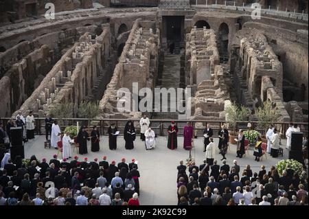 Rom, Italien. 25. Oktober 2022. Papst Franziskus und Vertreter verschiedener Religionen nehmen am ökumenischen Gebetstreffen "Friedensruf - Religionen und Kulturen im Dialog" am 25. Oktober 2022 im Kolosseum in Rom, Italien, Teil. Foto von Spaziani/UPI Credit: UPI/Alamy Live News Stockfoto