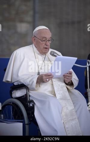 Rom, Italien. 25. Oktober 2022. Papst Franziskus nimmt mit Vertretern verschiedener Religionen an der ökumenischen Gebetsversammlung "Friedensruf - Religionen und Kulturen im Dialog" am 25. Oktober 2022 im Kolosseum in Rom, Italien, Teil. Foto von Spaziani/UPI Credit: UPI/Alamy Live News Stockfoto