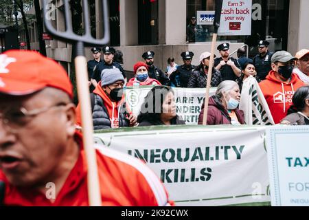 New York, Usa. 25. Oktober 2022. Unterstützer und Strafverfolgungsbehörden warten auf dem Bürgersteig, während Aktivist die Straße während der Demonstration blockieren. Umweltaktivisten mit Aussterben Rebellion blockieren den Verkehr auf der Park Avenue in New York Citys Midtown. In Erwartung des zehnjährigen Jubiläums des verheerenden Hurrikan Sandy schwor eine Koalition von Umweltgruppen, die Park Avenue zu schließen, um mutige und dringende Maßnahmen zur Eindämmung des Klimawandels zu fordern. Fünfzehn Aktivisten wurden verhaftet. Fünfzehn Aktivisten wurden wegen Verkehrsbehinderungen verhaftet. Kredit: SOPA Images Limited/Alamy Live Nachrichten Stockfoto