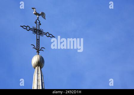 Coq et croix en fer forgé. Eglise de la Sante-Trinité. Les Contamines-Montjoie. Haute-Savoie. Auvergne-Rhône-Alpes. Frankreich. Europa. Stockfoto