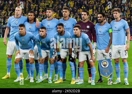 DORTMUND, DEUTSCHLAND - OKTOBER 25: FR L-R: Joao Cancelo von Manchester City, Phil Foden von Manchester City, Riyad Mahrez von Manchester City, Julian Alvarez von Manchester City, SR L-R: Erling Haaland von Manchester City, Nathan Ake von Manchester City, Ruben Dias von Manchester City, Rodrigo von Manchester City, Torwart Stefan Ortega von Manchester City, Ilkay Gundogan (c) von Manchester City, John Stones von Manchester City während des UEFA Champions League-Spiel der Gruppe G zwischen Borussia Dortmund und Manchester City am 25. Oktober 2022 im Signal Iduna Park in Dortmund (Foto: Marcel ter Bals Stockfoto