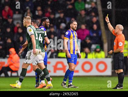 Plymouth, Großbritannien. 25. Oktober 2022. Plymouth Argyle Mittelfeldspieler Sam Cosgrove (16) erhält eine gelbe Karte während des Sky Bet League 1-Spiels Plymouth Argyle gegen Shrewsbury Town im Home Park, Plymouth, Großbritannien, 25.. Oktober 2022 (Foto von Stanley Kasala/News Images) in Plymouth, Großbritannien am 10/25/2022. (Foto von Stanley Kasala/News Images/Sipa USA) Quelle: SIPA USA/Alamy Live News Stockfoto