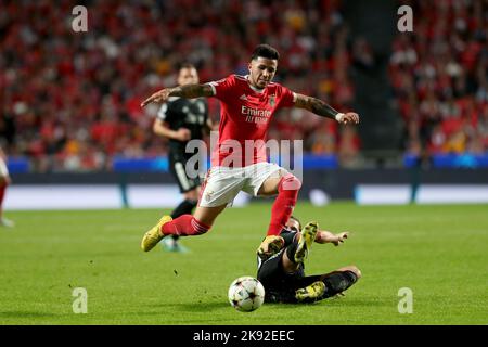 Lissabon, Portugal. 25. Oktober 2022. Enzo Fernandez von Benfica (L) lebt mit Adrien Rabiot von Juventus während des UEFA Champions League-Fußballspiels der Gruppe H zwischen SL Benfica und Juventus FC am 25. Oktober 2022 im Luz-Stadion in Lissabon, Portugal. (Bild: © Pedro Fiuza/ZUMA Press Wire) Stockfoto