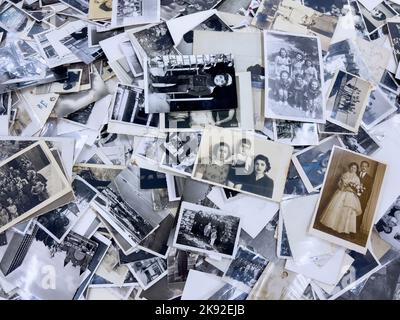 Istanbul, Türkei - November 2021: Sammlung alter türkischer Familienfotos von 1930-1970s Stockfoto
