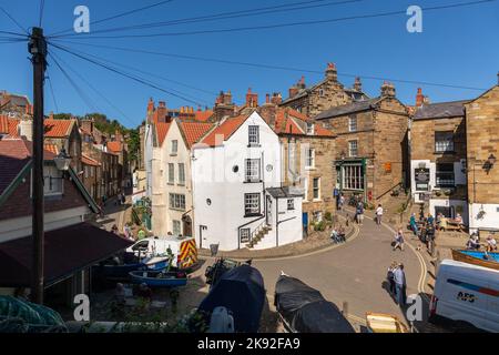 Robin Hood's Bay, Großbritannien: Dock Cottage Ferienwohnung und das Bay Hotel in der King Street im malerischen Fischerdorf Yorkshire Stockfoto