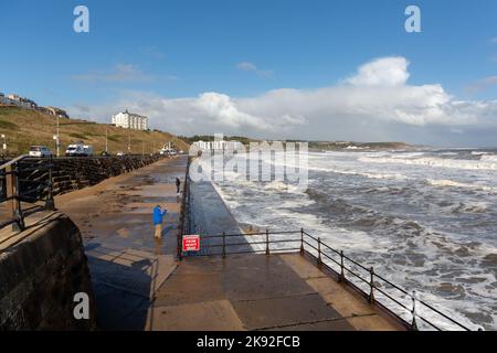 Scarborough, Großbritannien: Stürmische See bei Flut an der Küste der North Bay in der beliebten Küstenstadt Yorkshire Stockfoto