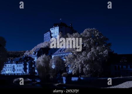 Infrarot-Landschaft mit 720 nm, strahlend weißer Vegetation, surrealen Wäldern und sanften Hügeln in Falschfarbenfotografie, traumhafte Naturszene Stockfoto