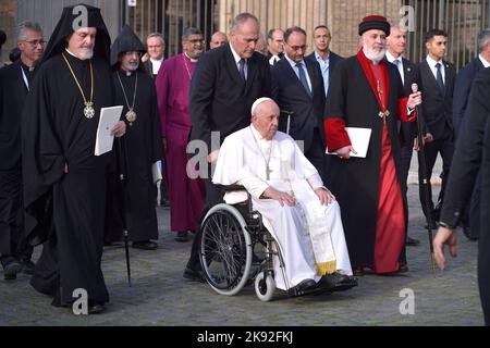 Rom, Italien. 25. Oktober 2022. Papst Franziskus und Vertreter verschiedener Religionen beim ökumenischen Gebetstreffen "Friedensruf - Religionen und Kulturen im Dialog" am 25. Oktober 2022 im Kolosseum in Rom, Italien. Kredit: dpa/Alamy Live Nachrichten Stockfoto