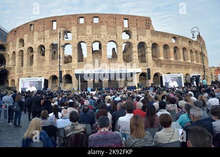 Rom, Italien. 25. Oktober 2022. Papst Franziskus und Vertreter verschiedener Religionen beim ökumenischen Gebetstreffen "Friedensruf - Religionen und Kulturen im Dialog" am 25. Oktober 2022 im Kolosseum in Rom, Italien. Kredit: dpa/Alamy Live Nachrichten Stockfoto