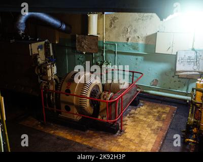 Alter rostiger Dieselgenerator im verlassenen sowjetischen Bunker. Stockfoto