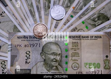 Indien. 03.. Juli 2022. In dieser Abbildung wird die indische Währungsnote von INR 500 & INR 5 Coin angezeigt. (Foto: Avishek das/SOPA Images/Sipa USA) Quelle: SIPA USA/Alamy Live News Stockfoto