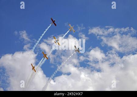 Edwards Air Force Base, California / USA - 15. Oktober 2022: Das Flugteam der Dawn Patrol Formation fliegt vorbei, während es aerobatische Rauchspuren ausstrahlt. Stockfoto