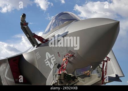Edwards Air Force Base, Kalifornien/USA - 15. Oktober 2022: Ein multifunktionaler Kampfflugjet der US Navy Lockheed Martin F-35C Lighting II wird ausgestellt. Stockfoto