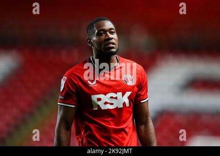 Chuks Aneke von Charlton Athletic scheint am Dienstag, dem 25.. Oktober 2022, während des Spiels der Sky Bet League 1 zwischen Charlton Athletic und MK Dons im Londoner Valley niedergeschlagen zu sein. (Kredit: Tom West | MI News) Kredit: MI Nachrichten & Sport /Alamy Live News Stockfoto