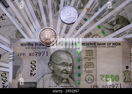 Indien. 25. Oktober 2022. In dieser Abbildung wird die indische Währungsnote von INR 500 & INR 5 Münze angezeigt (Kreditbild: © Avishek das/SOPA Images via ZUMA Press Wire) Stockfoto